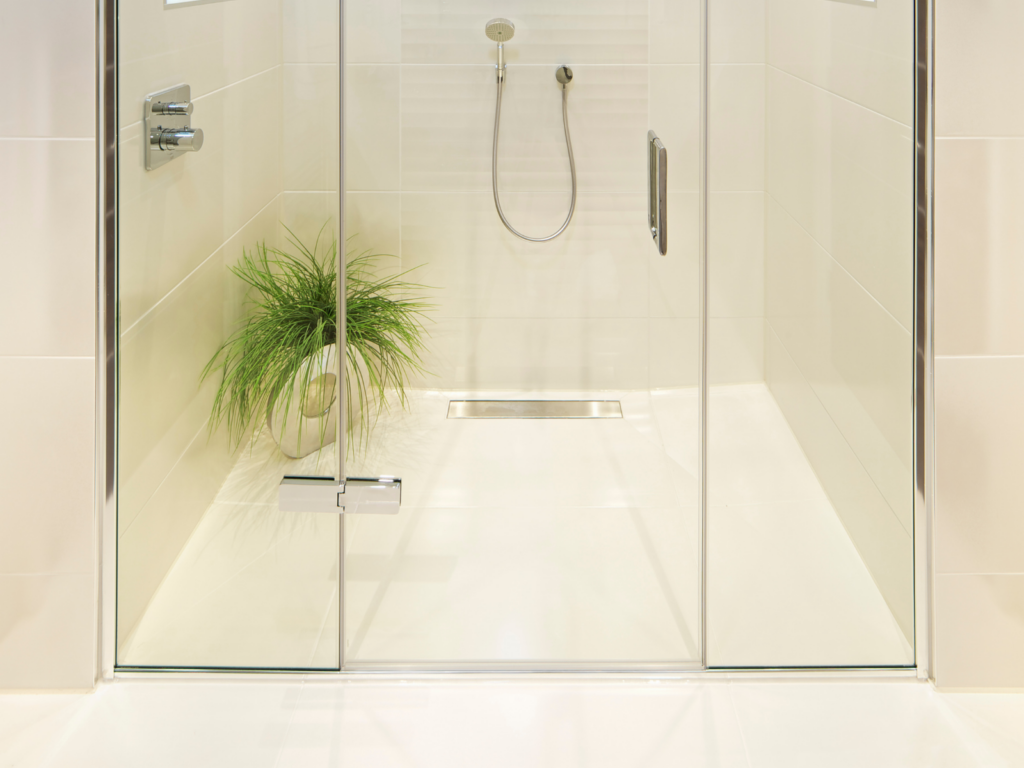 Reformas de baño con instalación de plato de ducha antideslizante en Mijas y Marbella